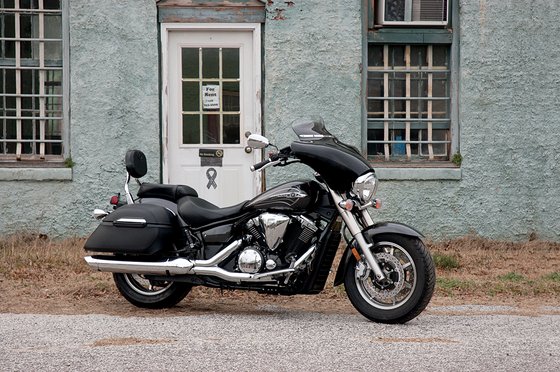 SCOUT BOBBER (2018 - 2022) slim polished windshield trim for batwing fairing | MEMPHIS SHADES HD