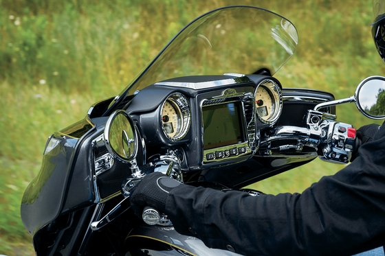 CHIEFTAIN 1890 DARK HORSE (2020 - 2022) accent dash top in aztec chrome | KURYAKYN