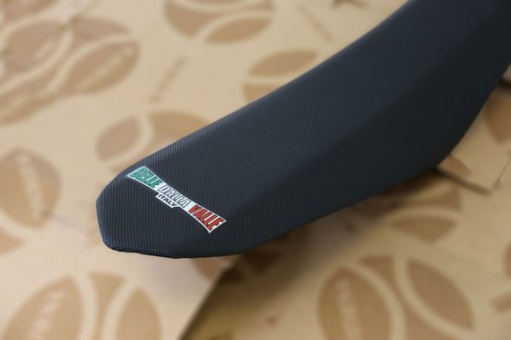 FE 390 (2010 - 2011) juodos spalvos "supergrip racing" sėdynės užvalkalas | SELLE DALLA VALLE